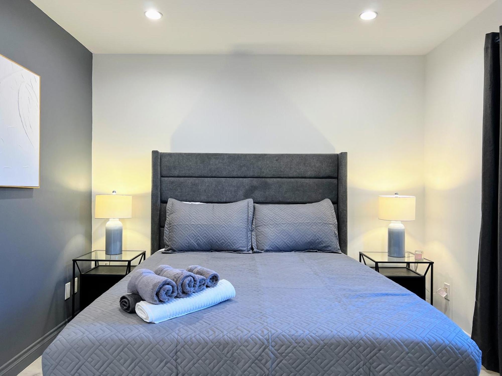 Hollywood Black Habitat Holiday home *